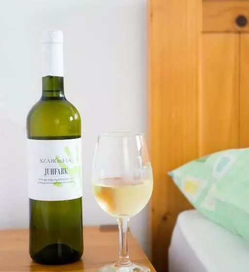 Aamiaismajoitus (B&B) Juhfark Fogadó és Borház