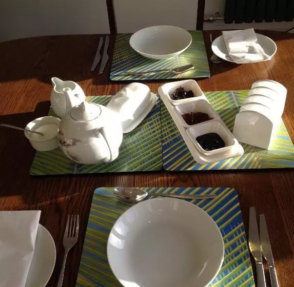 ベッドアンドブレックファースト Redroofs