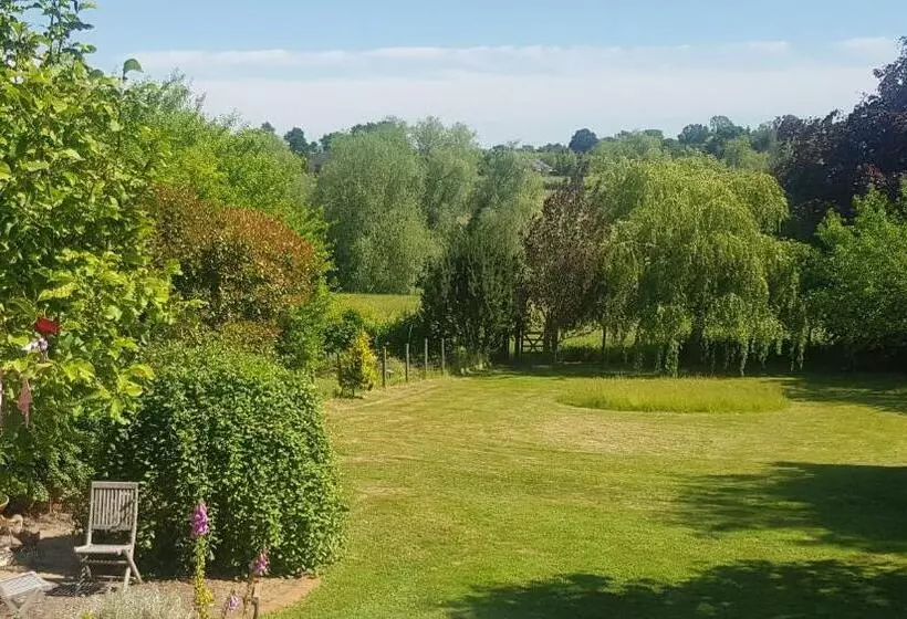 ベッドアンドブレックファースト Redroofs