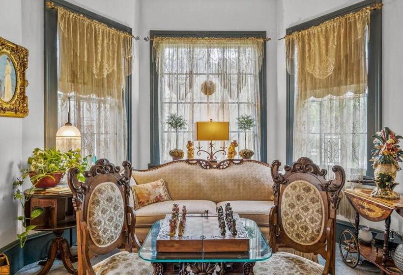 Goodbread House Bed And Breakfast