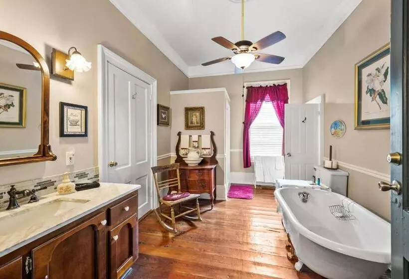 Goodbread House Bed And Breakfast