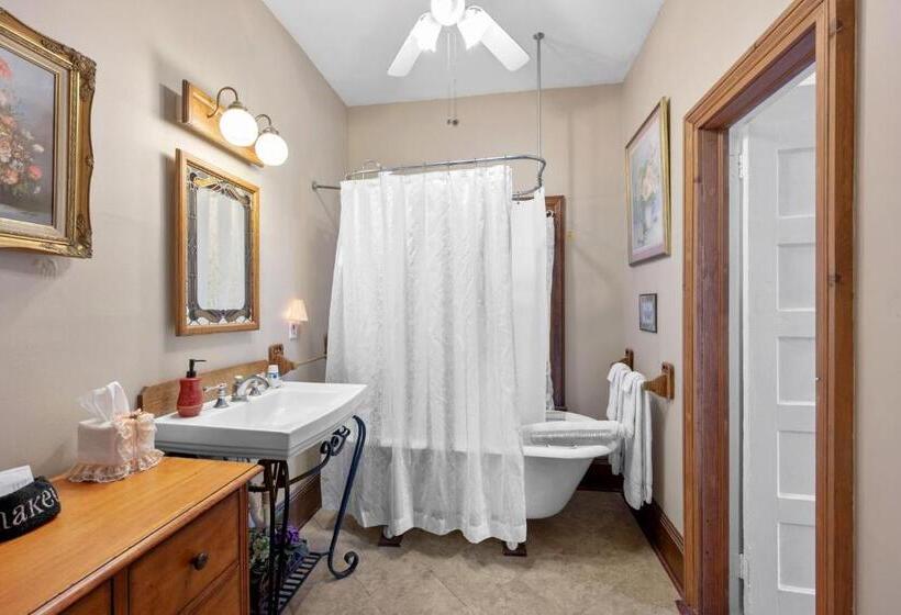 Goodbread House Bed And Breakfast