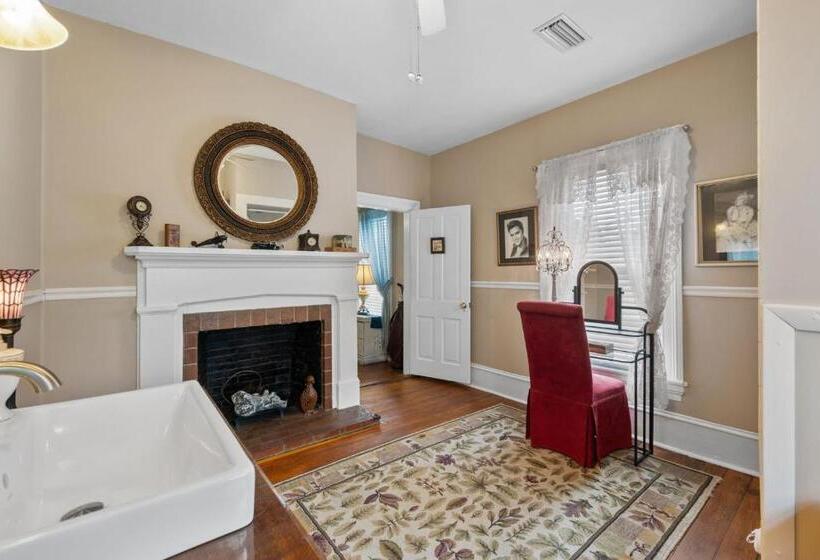 Goodbread House Bed And Breakfast