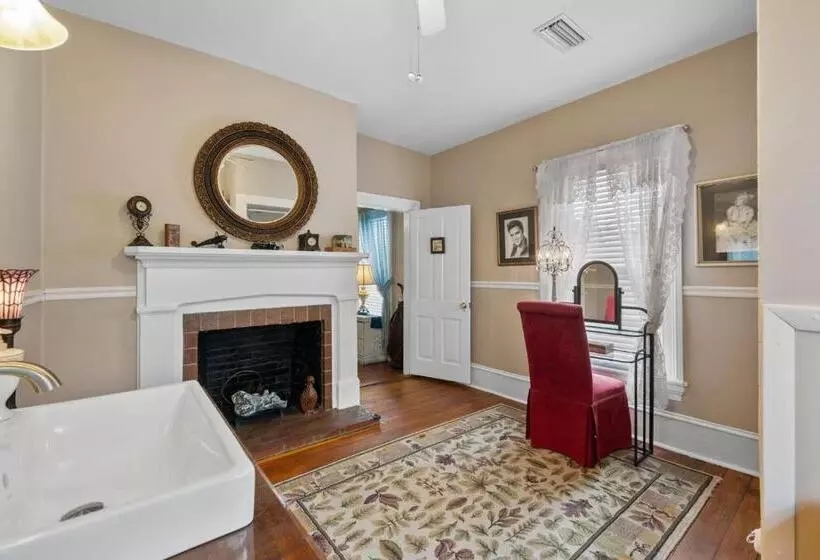 Goodbread House Bed And Breakfast