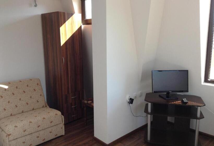 פנסיון Guest House Luchi