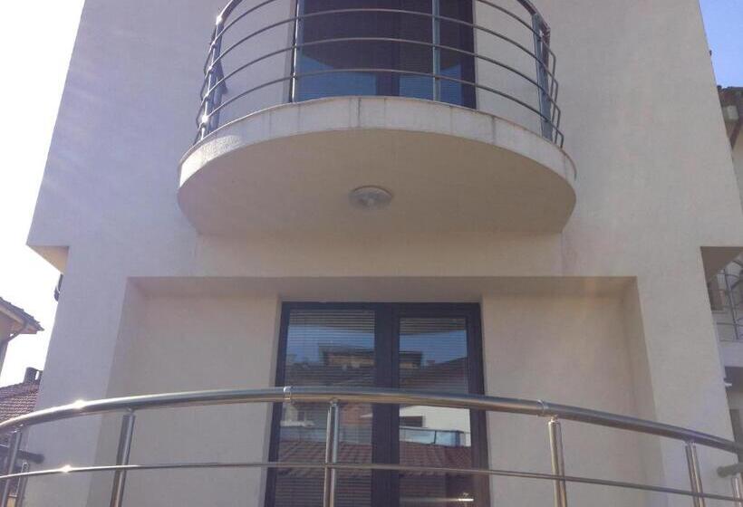 פנסיון Guest House Luchi