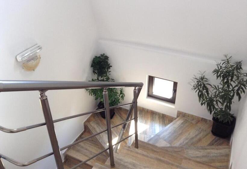 פנסיון Guest House Luchi