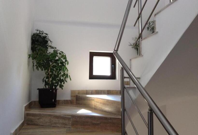 פנסיון Guest House Luchi