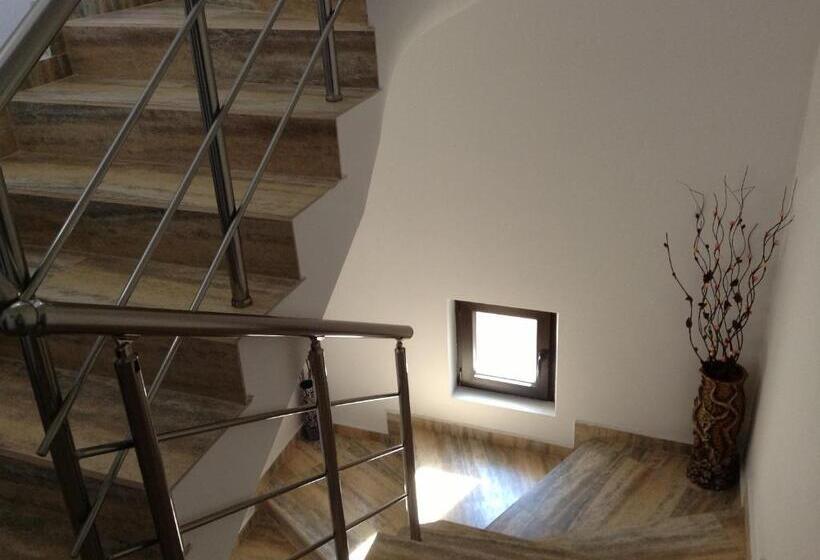 פנסיון Guest House Luchi