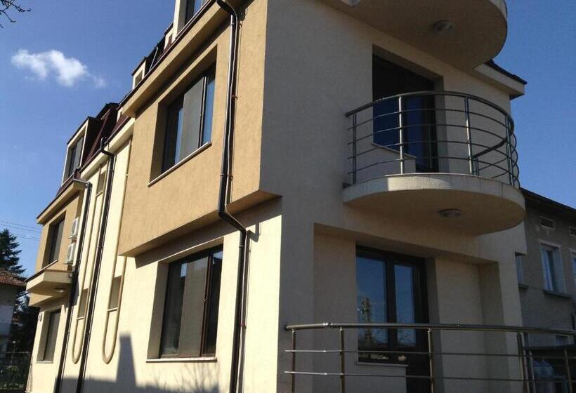 פנסיון Guest House Luchi