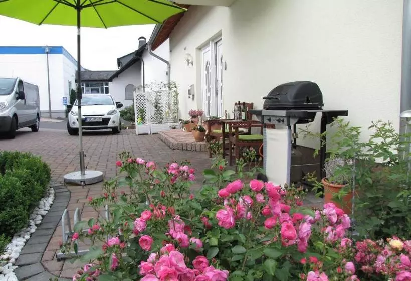 ベッドアンドブレックファースト Weingut U. Gästehaus Menten