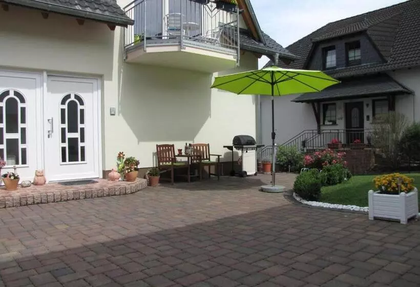 ベッドアンドブレックファースト Weingut U. Gästehaus Menten