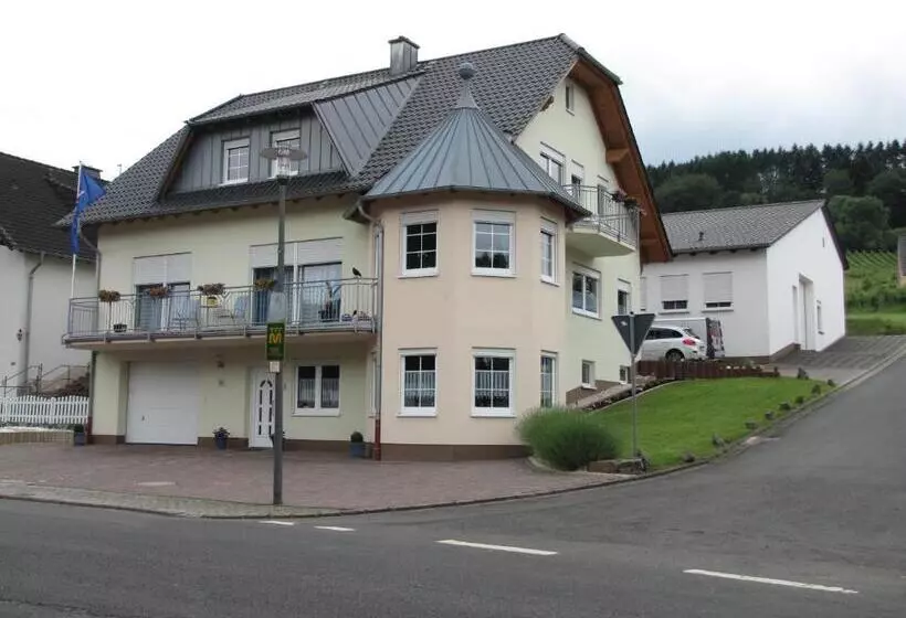 ベッドアンドブレックファースト Weingut U. Gästehaus Menten