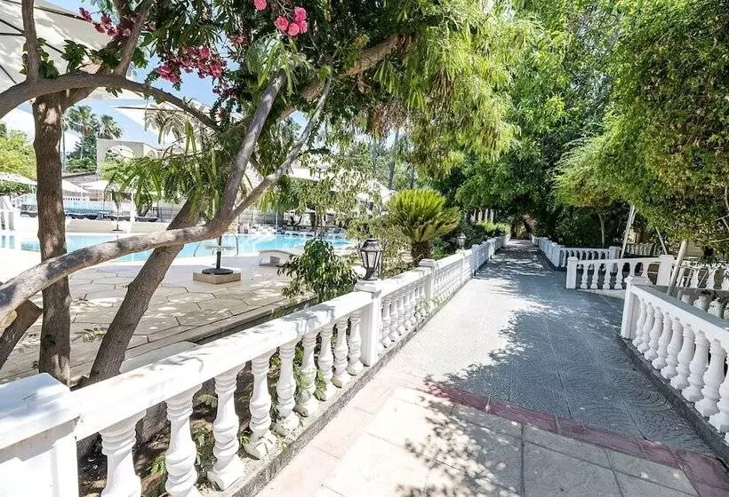 Отель Riverside Garden Resort