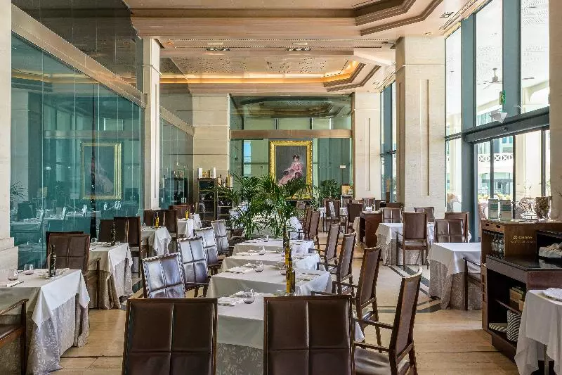 Las Arenas Balneario Resort