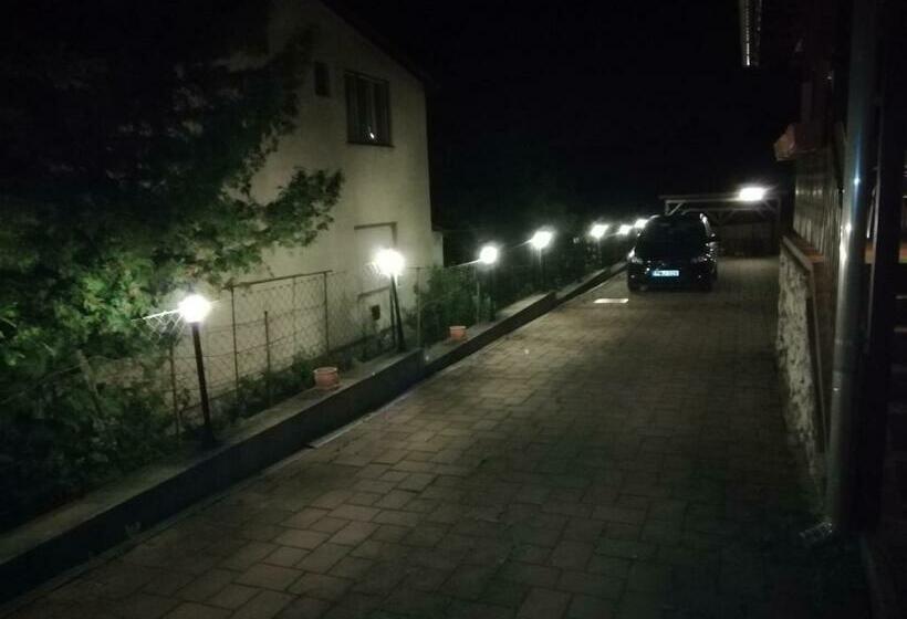 بنسيون Asta La Vista Vendégház