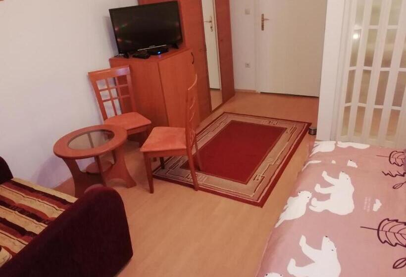 بنسيون Asta La Vista Vendégház