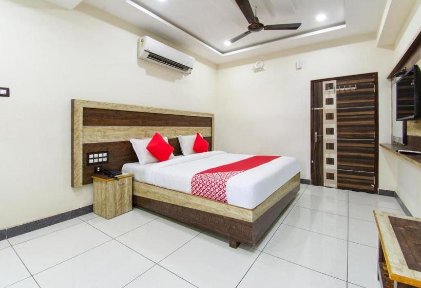 בית מלון כפרי Oyo 69992 Sri Sowmya Grand