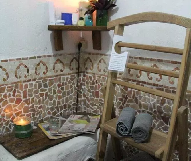 Aamiaismajoitus (B&B) Cemara Beachfront Suite