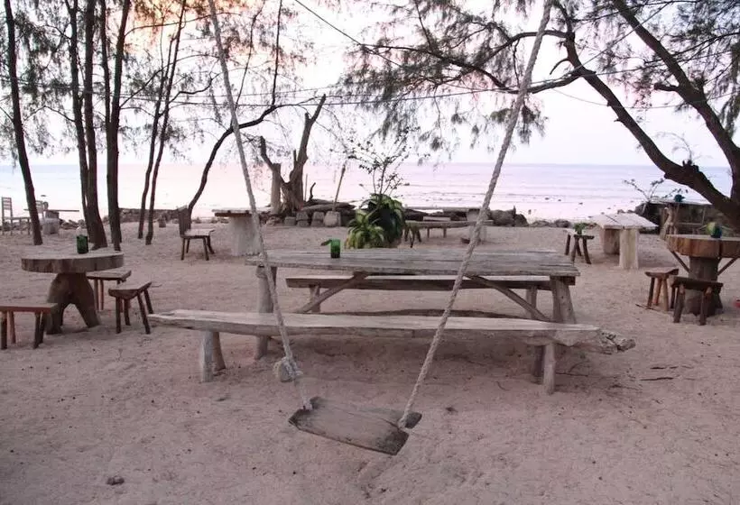 Aamiaismajoitus (B&B) Cemara Beachfront Suite