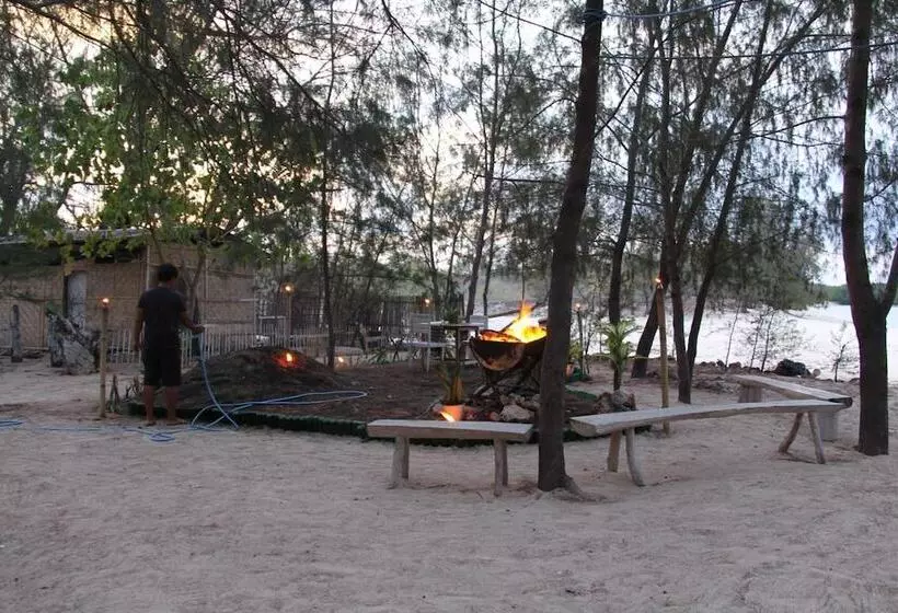 Aamiaismajoitus (B&B) Cemara Beachfront Suite