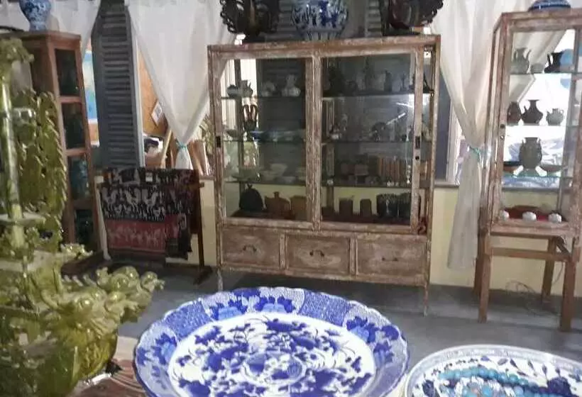 Aamiaismajoitus (B&B) Cemara Beachfront Suite