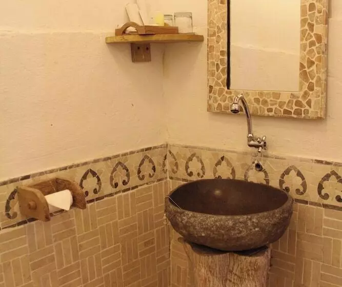 Aamiaismajoitus (B&B) Cemara Beachfront Suite