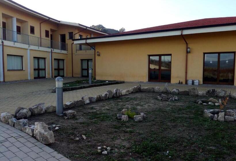 פונדק Bena E Traes