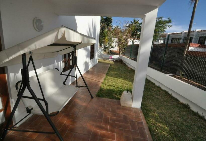 בית מלון כפרי Island Village