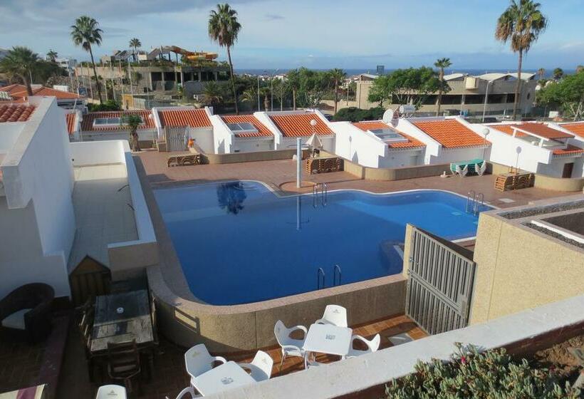 בית מלון כפרי Island Village