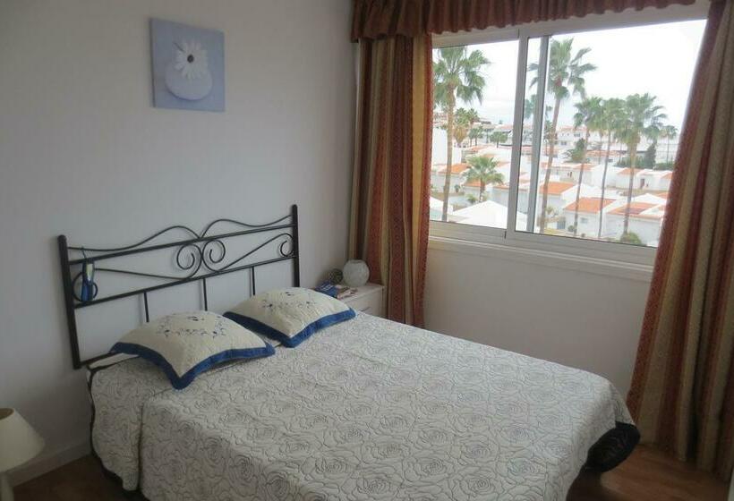 בית מלון כפרי Island Village