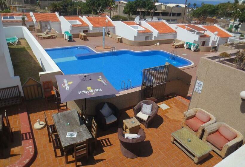 בית מלון כפרי Island Village