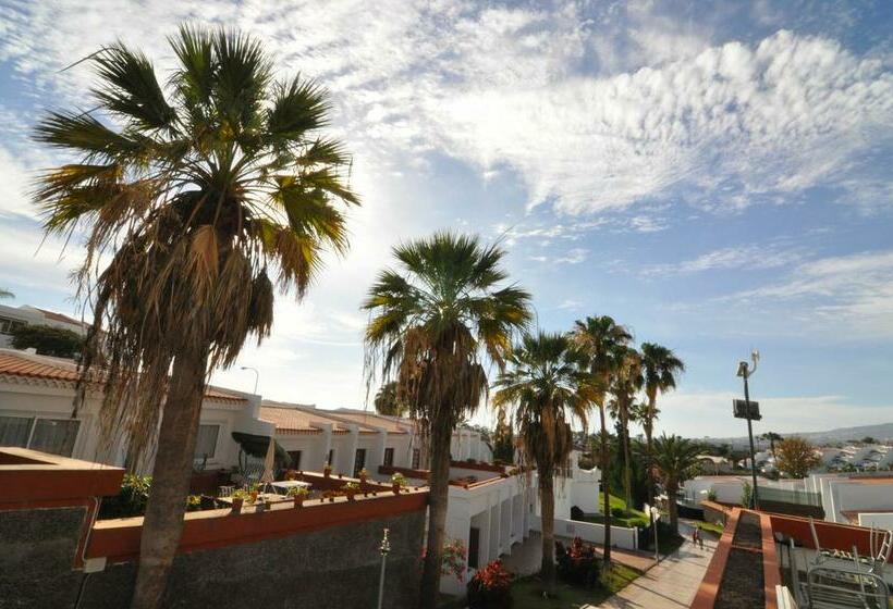 בית מלון כפרי Island Village