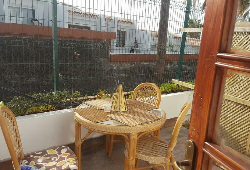 בית מלון כפרי Island Village