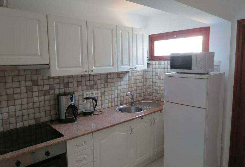 בית מלון כפרי Island Village