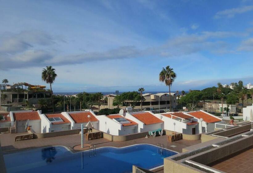 בית מלון כפרי Island Village