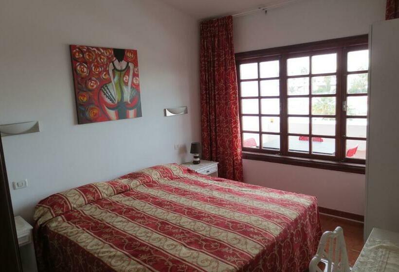 בית מלון כפרי Island Village