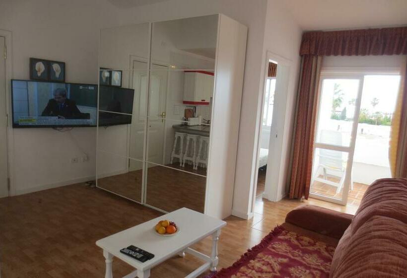 בית מלון כפרי Island Village