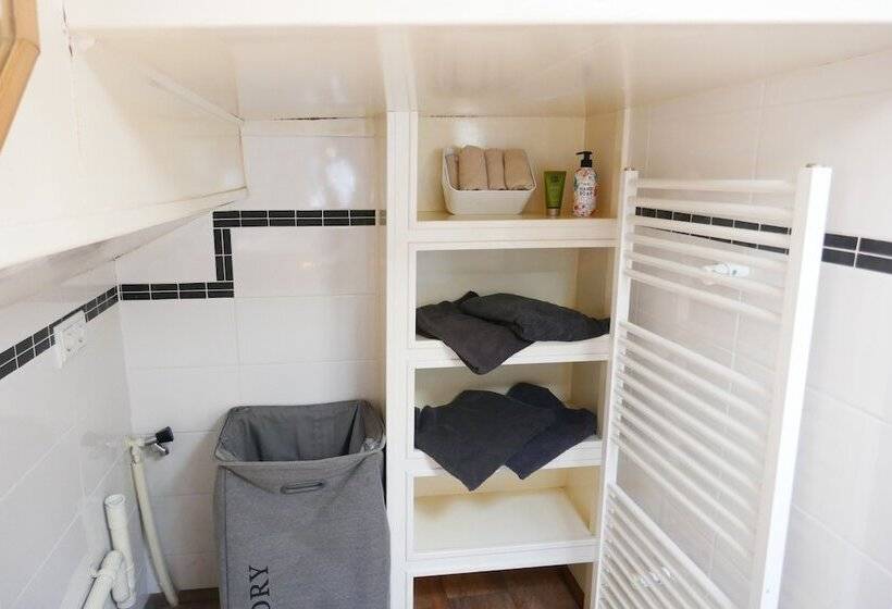 Отель Boat Apartment Rotterdam Fokkelina