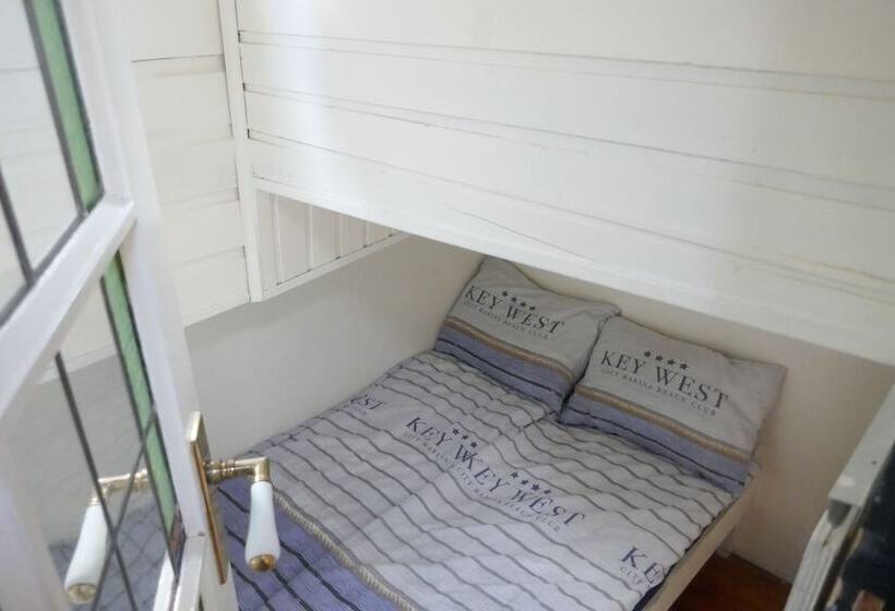 Отель Boat Apartment Rotterdam Fokkelina