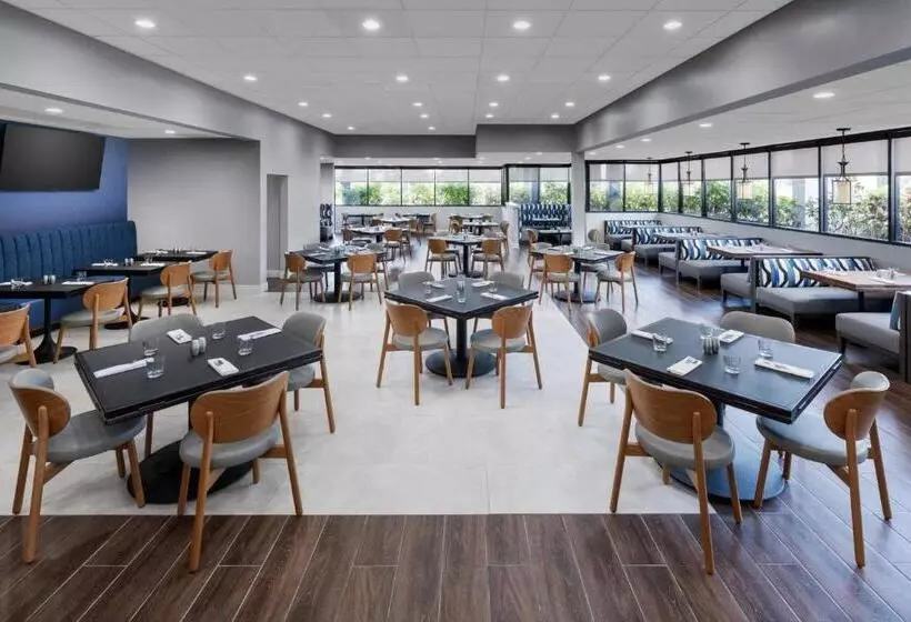 Отель Courtyard By Marriott Orlando Lake Buena Vista At Vista Centre