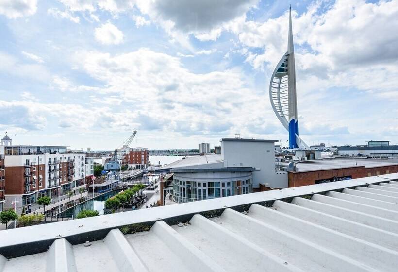 Отель Holiday Inn Express Portsmouth Gunwharf Quays, An Ihg