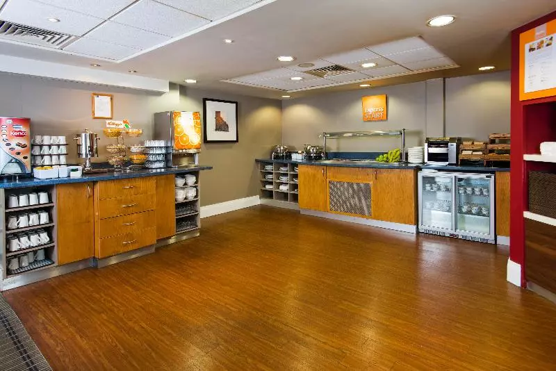 Hotel Holiday Inn Express Swansea East, An Ihg