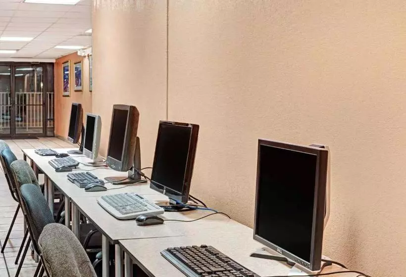 ホテル Howard Johnson By Wyndham Tropical Palms Kissimmee