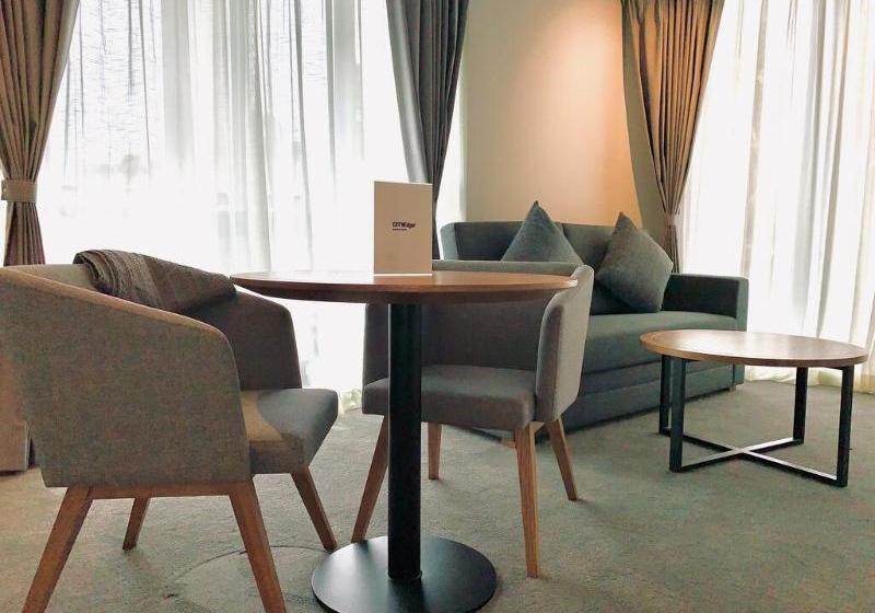 Отель City Edge South Melbourne Apartment