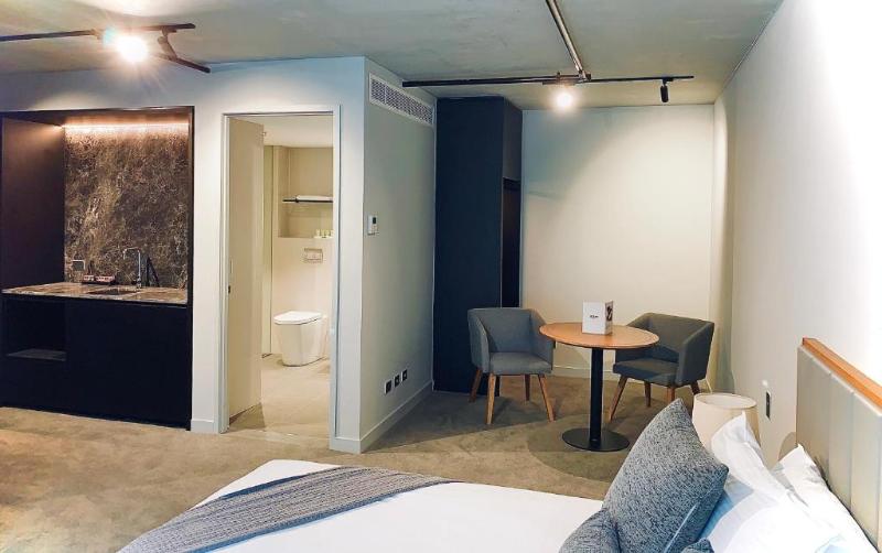 Отель City Edge South Melbourne Apartment