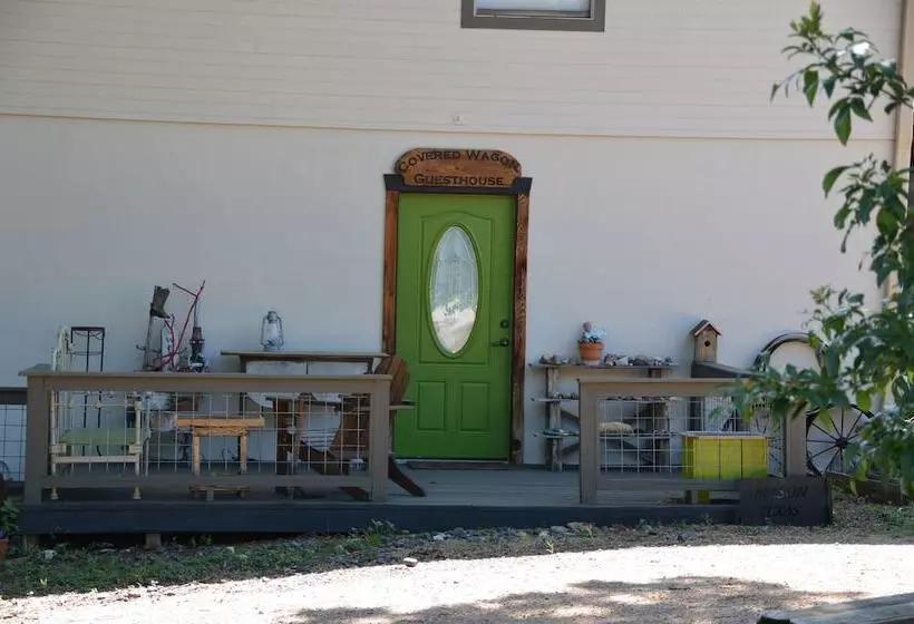 Majatalo Covered Wagon B&b Guesthouse