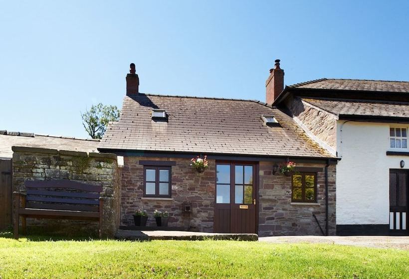 Cottage Near 16th Century Farm With Large Oak Beams & Wonderful Chimney