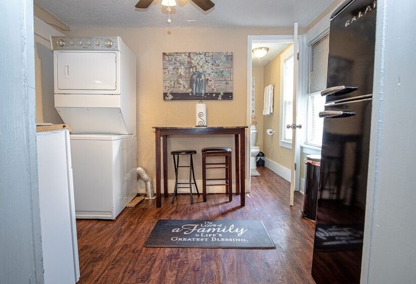 Cozy Guesthouse Near Downtown