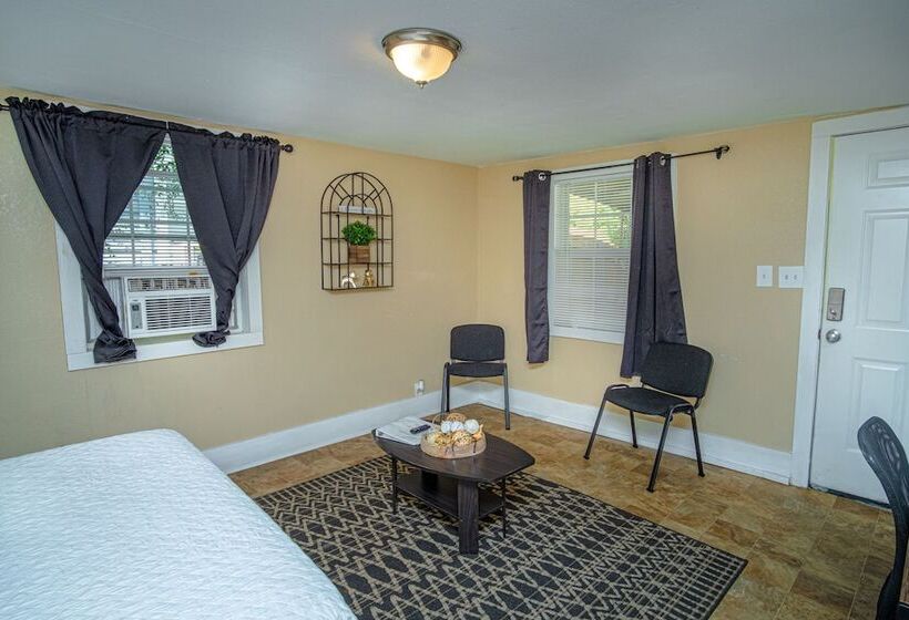 Cozy Guesthouse Near Downtown